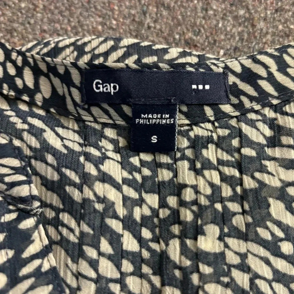 Gap Women’s Size S. Sheer V Neck Blouse. Botton down front. - Picture 3 of 6